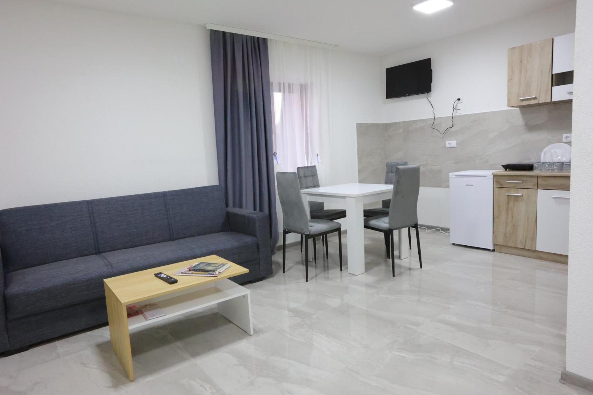 Ivan'S Guesthouse Paraćin Buitenkant foto